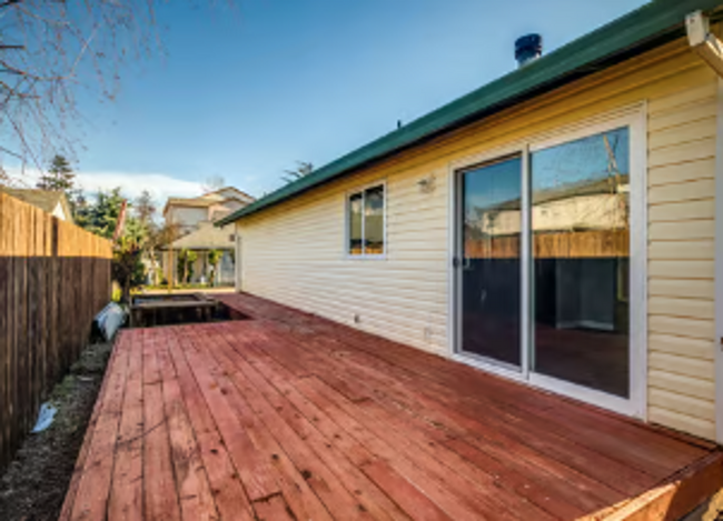 Building Photo - Beautiful Home with huge yard!