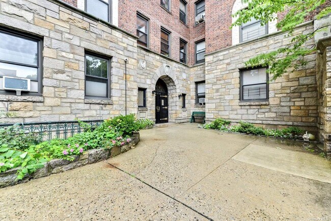 Building Photo - 77-16 Austin St