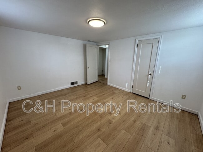 Building Photo - 841 1/2 Cook Avenue