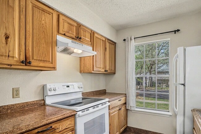 Building Photo - Two-Level Townhome in DeSoto Courts