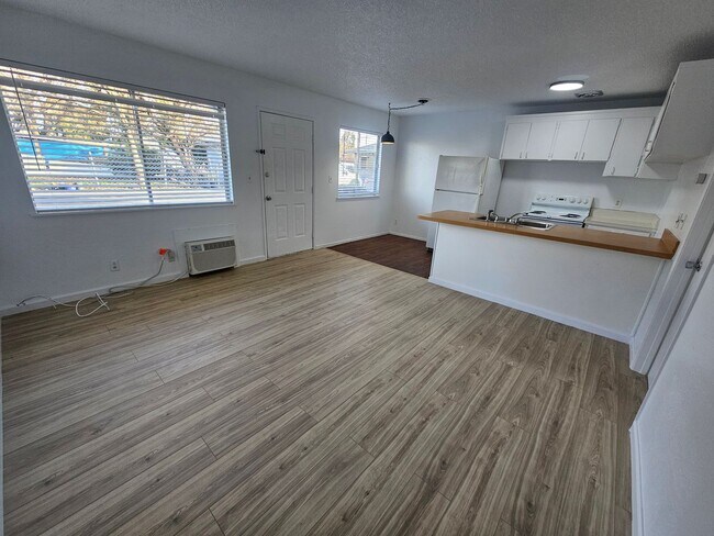 Building Photo - 1 Bedroom 1 Bath Triplex Unit in Los Molinos!