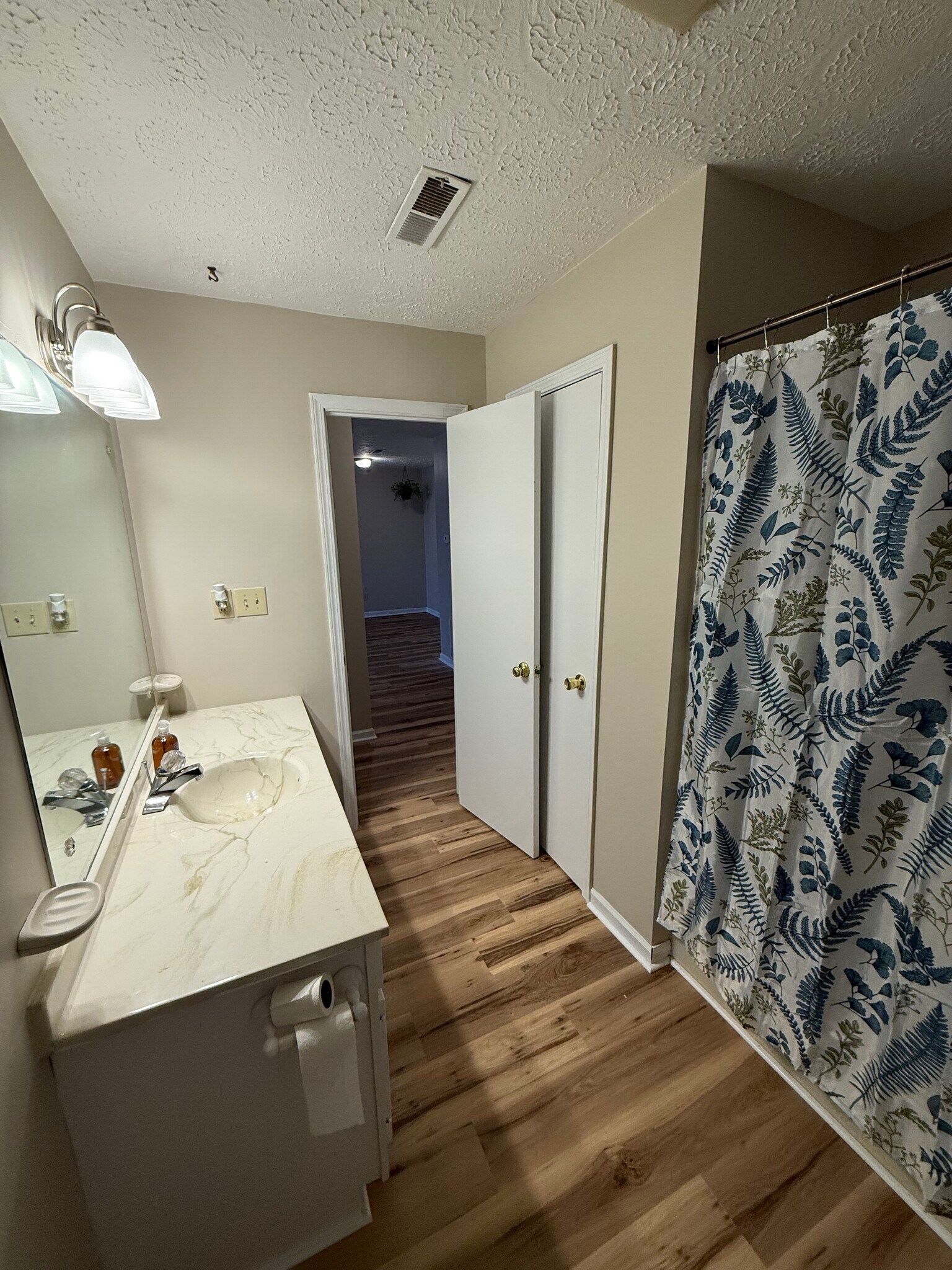 Building Photo - 719 Main St