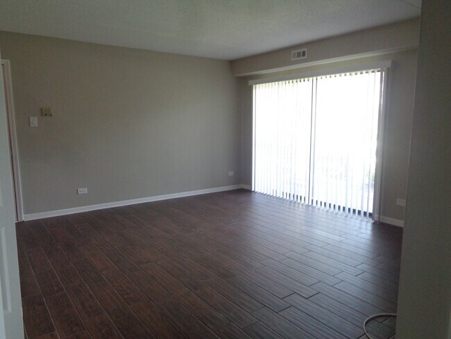 Building Photo - 14785 Lake View Dr
