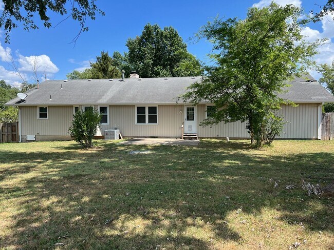 Building Photo - 3 Bedroom and Large Yard in South Springfield