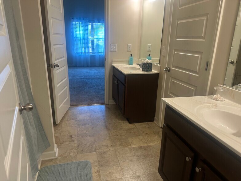 Building Photo - 2019 Dickons Garden Ln