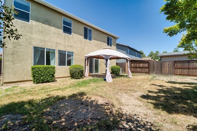 Building Photo - Spacious 4-Bedroom Home with Den – North Y...