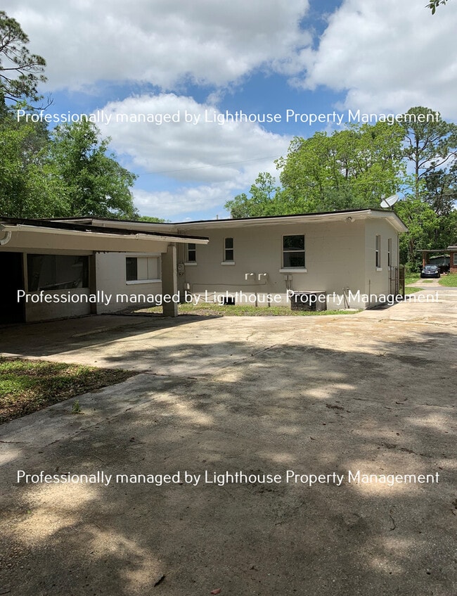 Building Photo - Huge 4 Bedroom Home With Sunroom And Garage