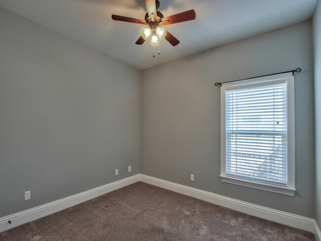 Building Photo - 114 Carousel Cir