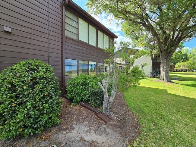 Building Photo - 520 Fairways Cir