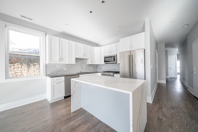 Building Photo - 556 W 18th St