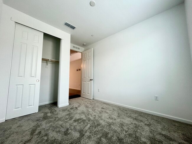 Building Photo - Beautiful Newer 4 Bedroom 3 Bathroom with ...