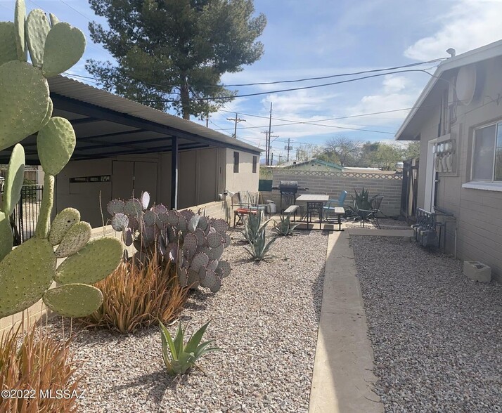 Property Grounds - 2552 N Park Ave