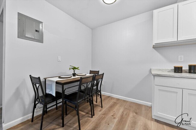 Building Photo - $995 - $1200 - Spacious 1 bedroom Apartments