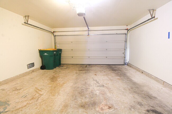 Building Photo - 8118 Chestnut Manor Dr