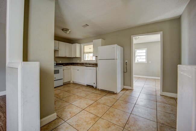 Building Photo - Freshly Updated House