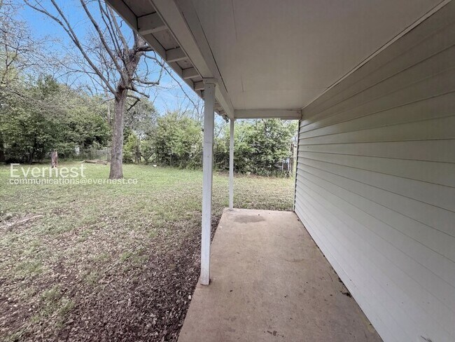 Building Photo - 506 Alpha St S