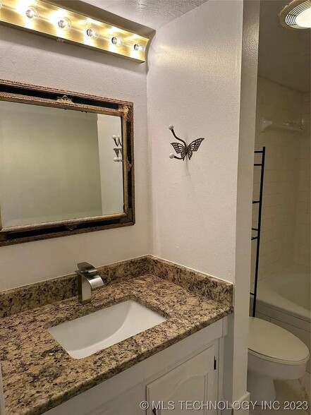 Building Photo - 123 Falconhead Dr