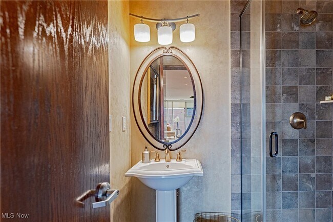 Building Photo - 701 W Lakeside Ave