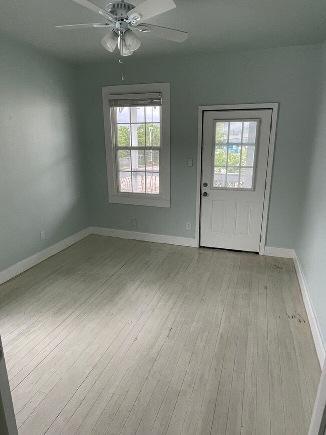 Building Photo - 2BD/1BA in Central City with shared backyard