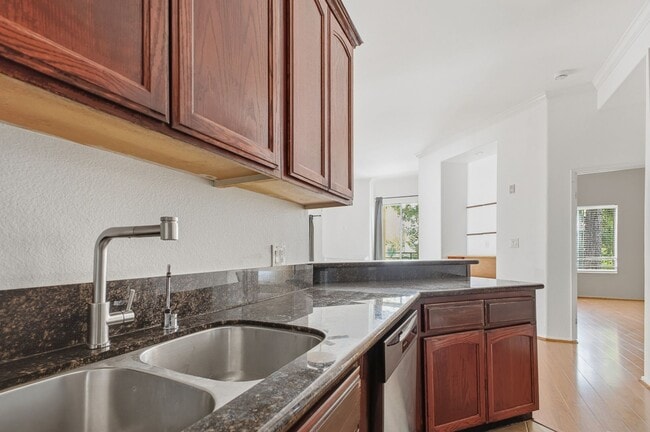 Building Photo - Highland Park 2 Bed / 2 Bath Condo with Resort-Style Amenities