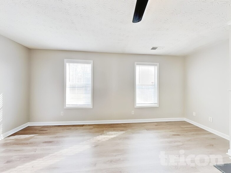 Building Photo - 2556 Tolliver Dr