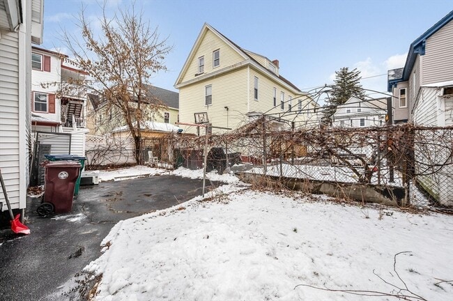 Building Photo - 220 Concord St