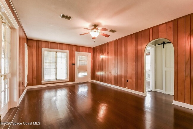 Building Photo - 1428 Riverside Dr