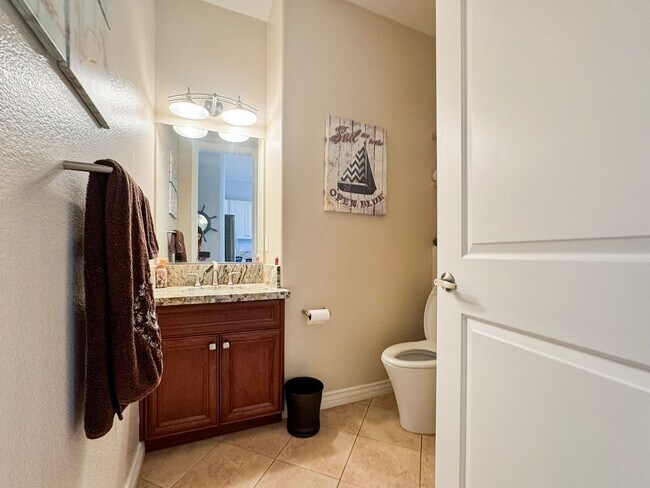 Building Photo - Beautiful Furnished 1 Bedroom, 1.5 Bath Co...