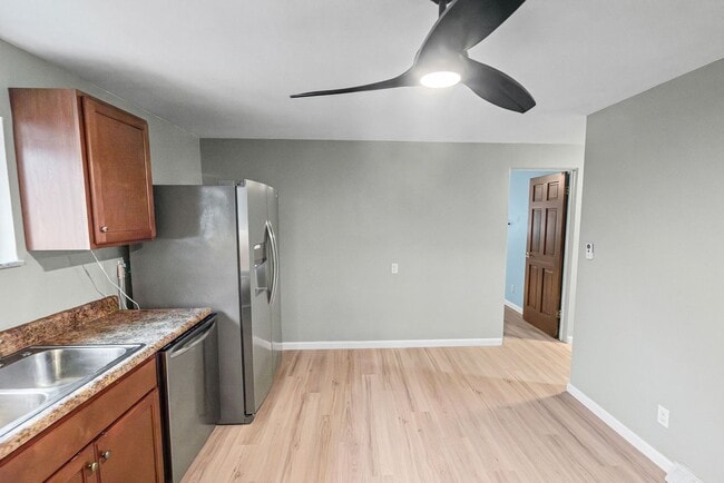 Building Photo - 113 E Apple St