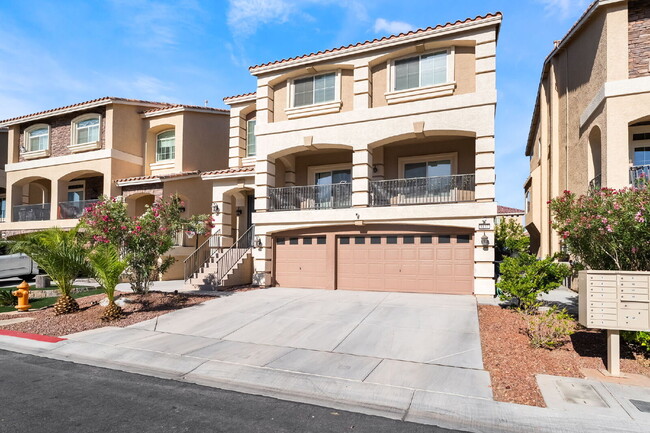 Building Photo - 4 bedroom home, 4 bathrooms,  with a fully self  contained casita with a 3 car garage