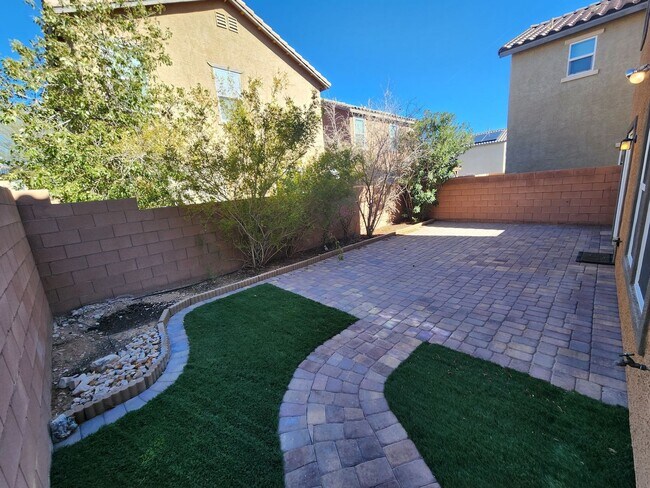 Building Photo - Lovely Two Story Home in Mountain Edge Community