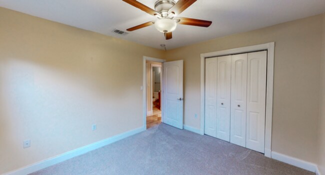 Building Photo - 3/2 with Den and extra long single car gar...