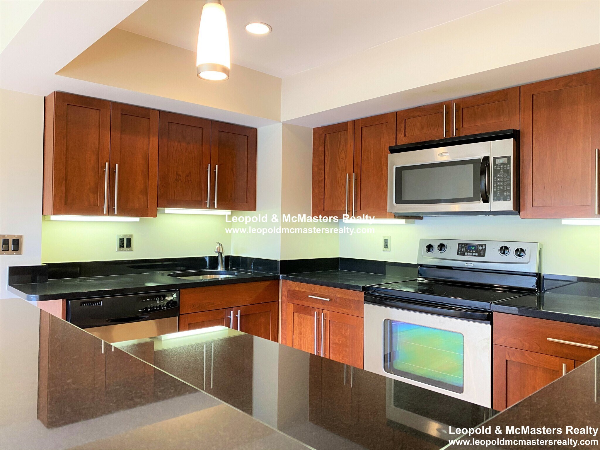 Building Photo - 1592 Beacon St