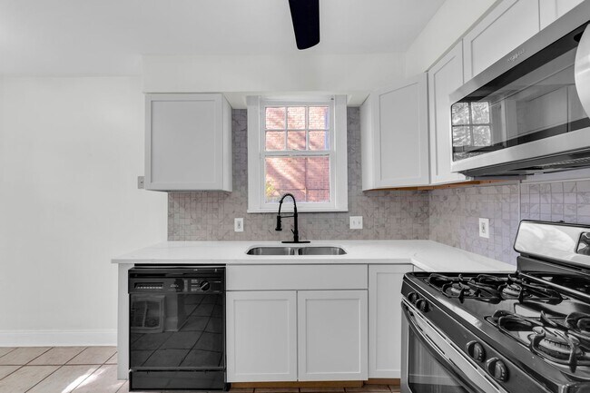 Building Photo - Beautiful Home in the Heart of Cleveland H...