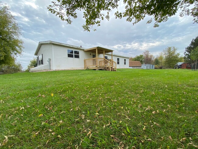 Building Photo - Hill Top Country Home