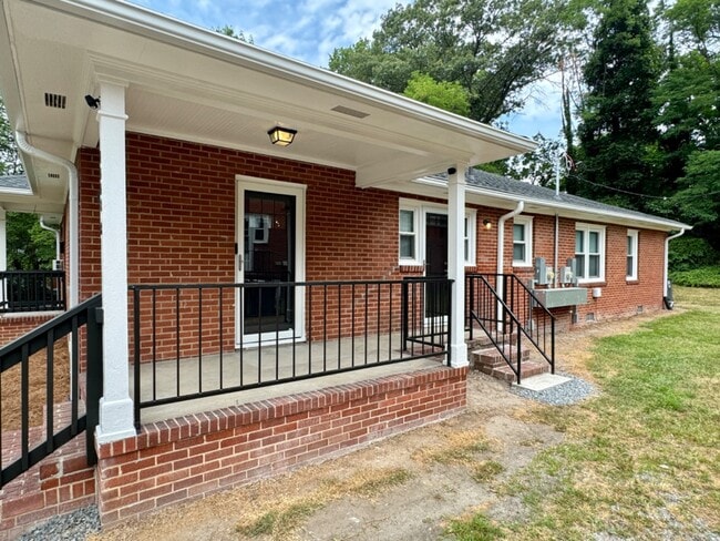 Primary Photo - 1008 Hampton St