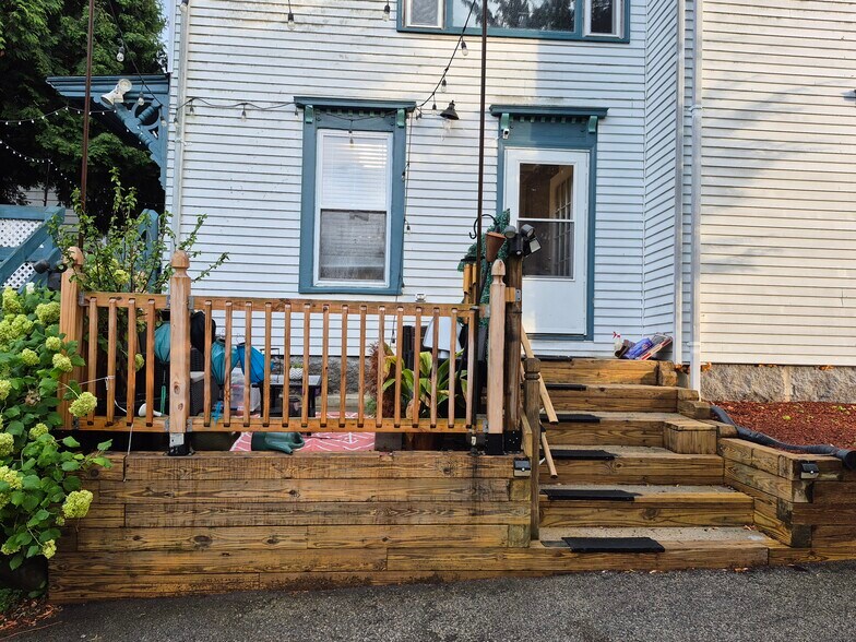 Building Photo - 384 Front St