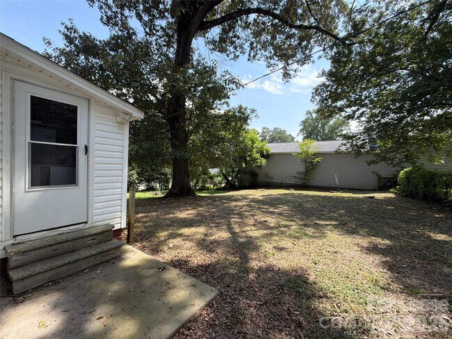 Building Photo - 831 Cason St