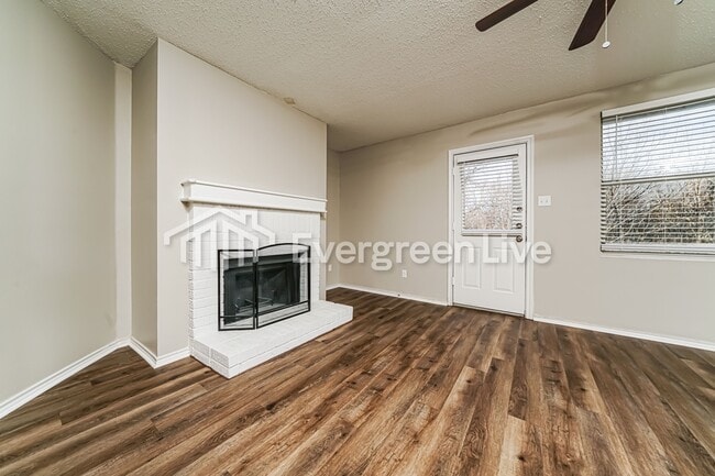 Building Photo - 1012 Willow Tree Dr