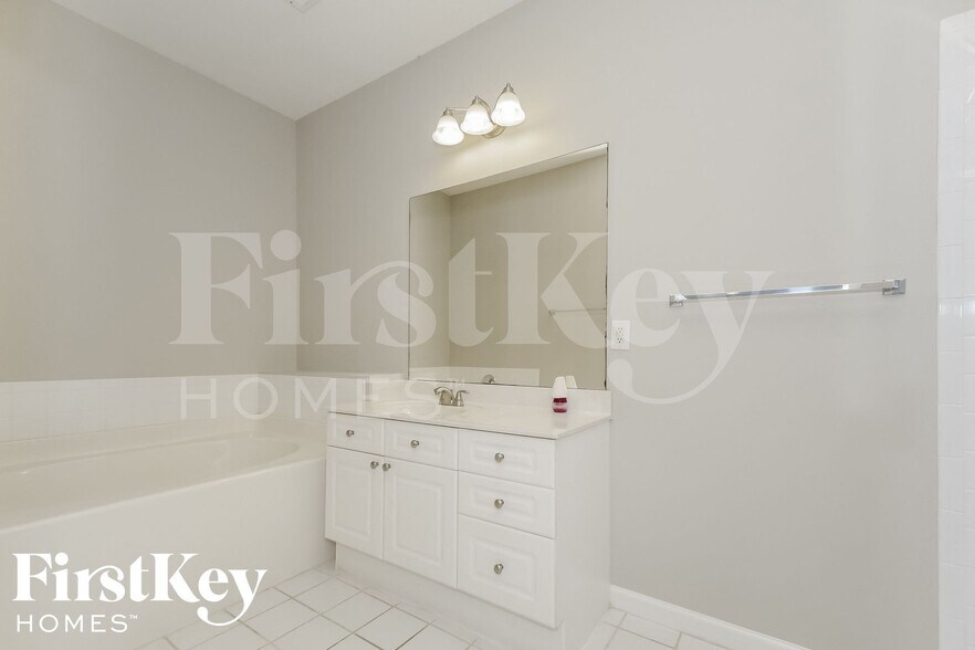 Building Photo - 5749 Marchester Cir