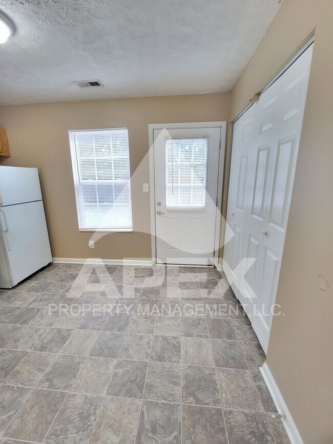 Building Photo - MOVE-IN SPECIAL,NO RENT TIL MAY 1ST! - Nice 2 Bd | 1.5 Ba Townhouse in West Knox Condo Community!