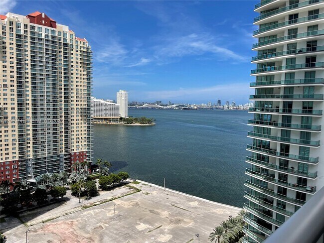 Building Photo - 1300 Brickell Bay Dr