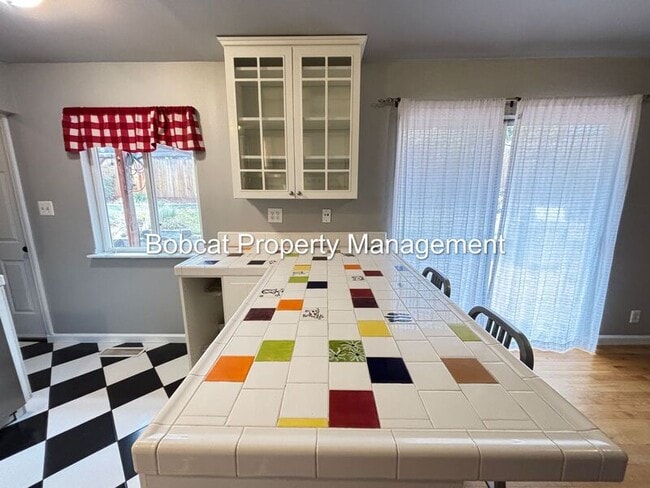 Building Photo - 708 Highland St