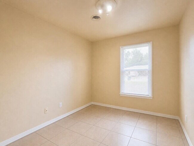 Building Photo - "Charming 3-Bed Oasis with Spacious Living in Fort Walton Beach!"