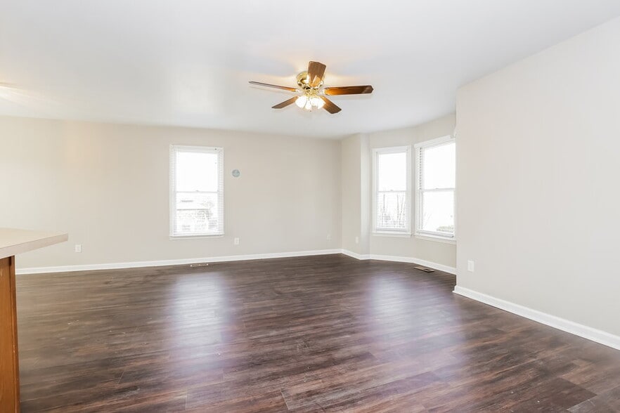 Building Photo - 404 Hump Cir