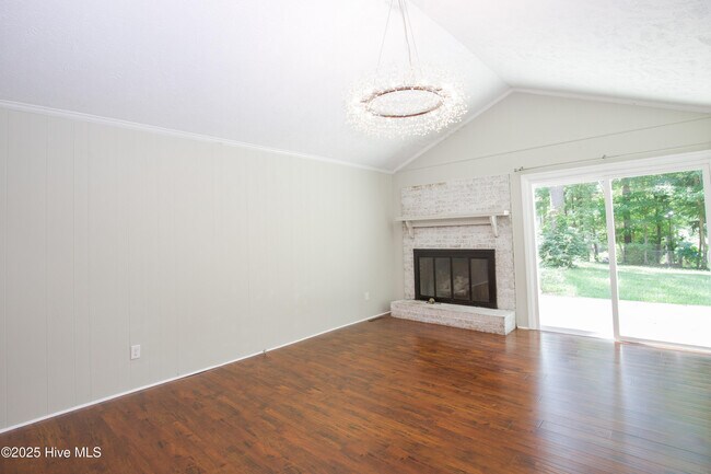 Building Photo - 906 N Glenwood Trail