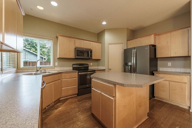 Building Photo - $500 Move In Special  4 Bedroom 2.5 Bath N...