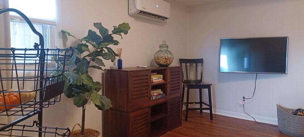 Building Photo - 402 13th ST NE