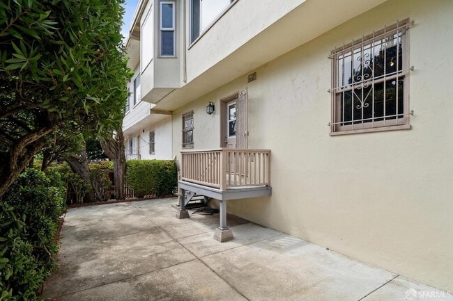 Building Photo - 74 Sunview Dr