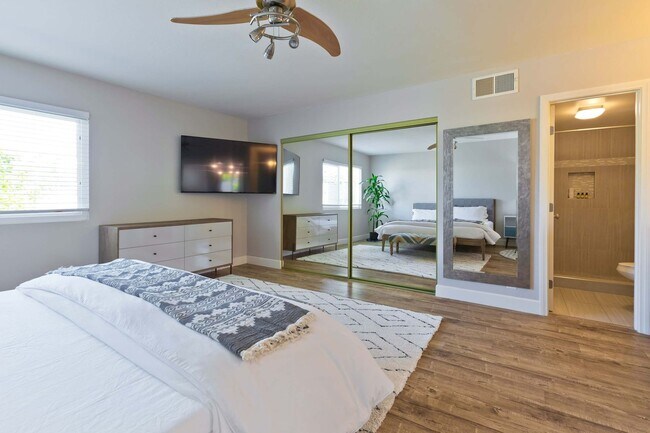 Building Photo - Modern home w Private Pool, Spa, Pets Welc...